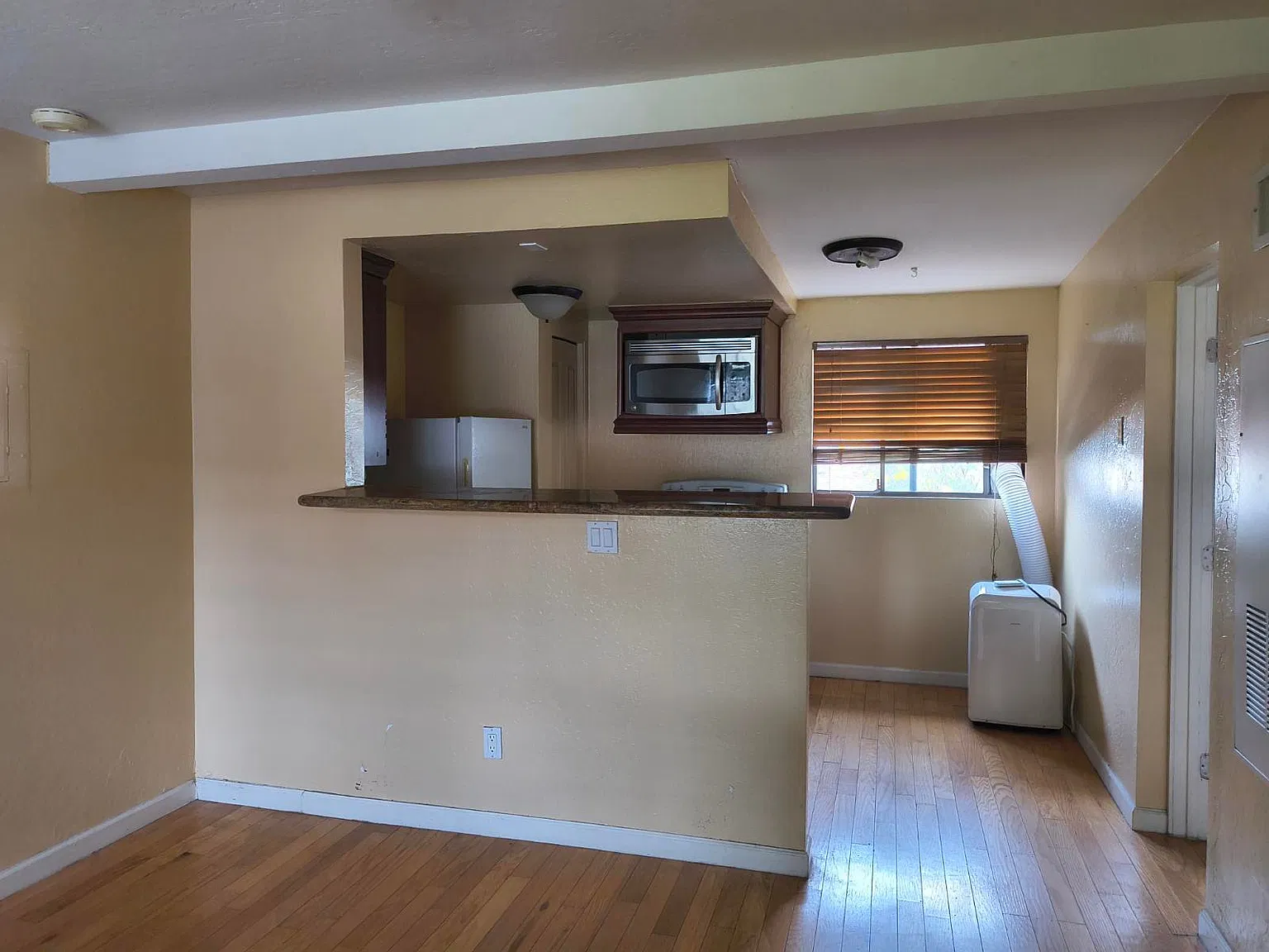Studio, 300 sqft, $825 — Photo 3