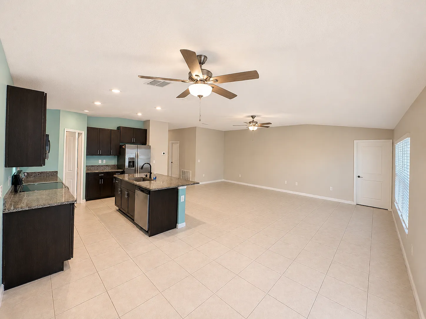 4 bed, 1936 sqft, $2,240 — Photo 3