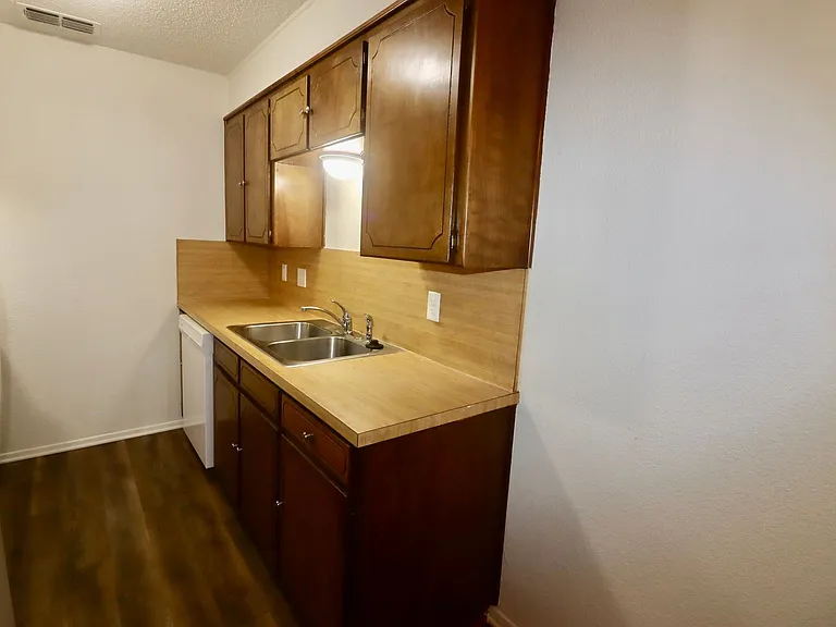 511 W Oak St #12 — Photo 9