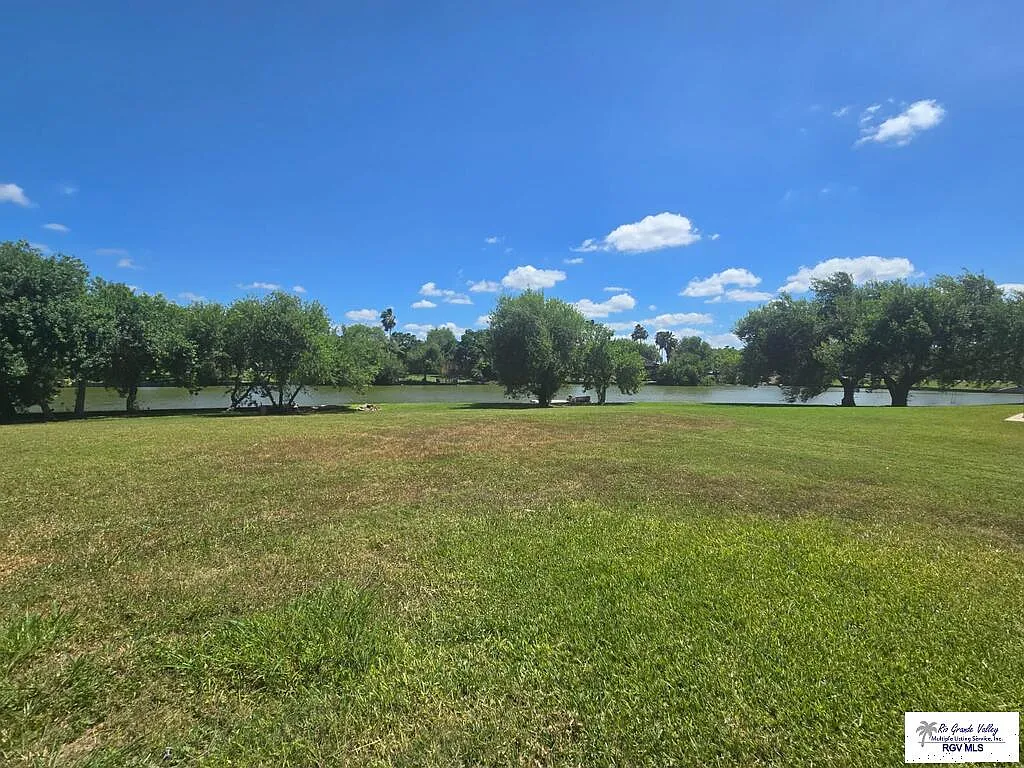 3 bed, 3.0 bath, 2211 sqft, $2,300 — Photo 3