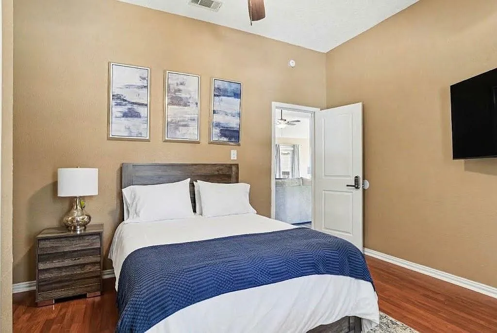 4 bed, 2.5 bath, 2709 sqft, $1,295 — Photo 2
