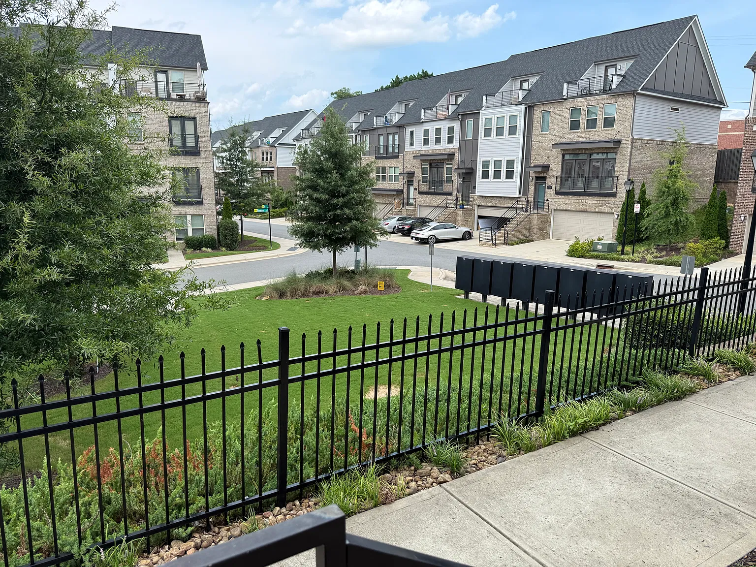 3 bed, 3.5 bath, 1930 sqft, $3,195 — Photo 2