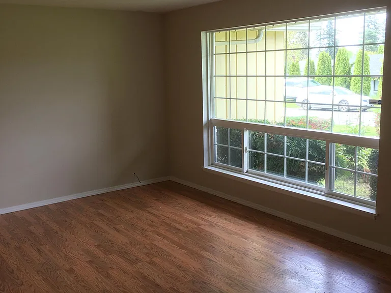 866 Pierce Ave NE — Photo 3