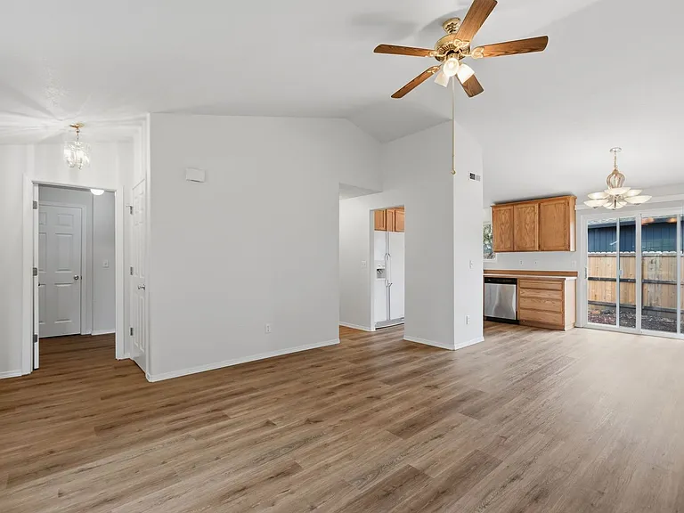 313 S Nectarine St — Photo 9