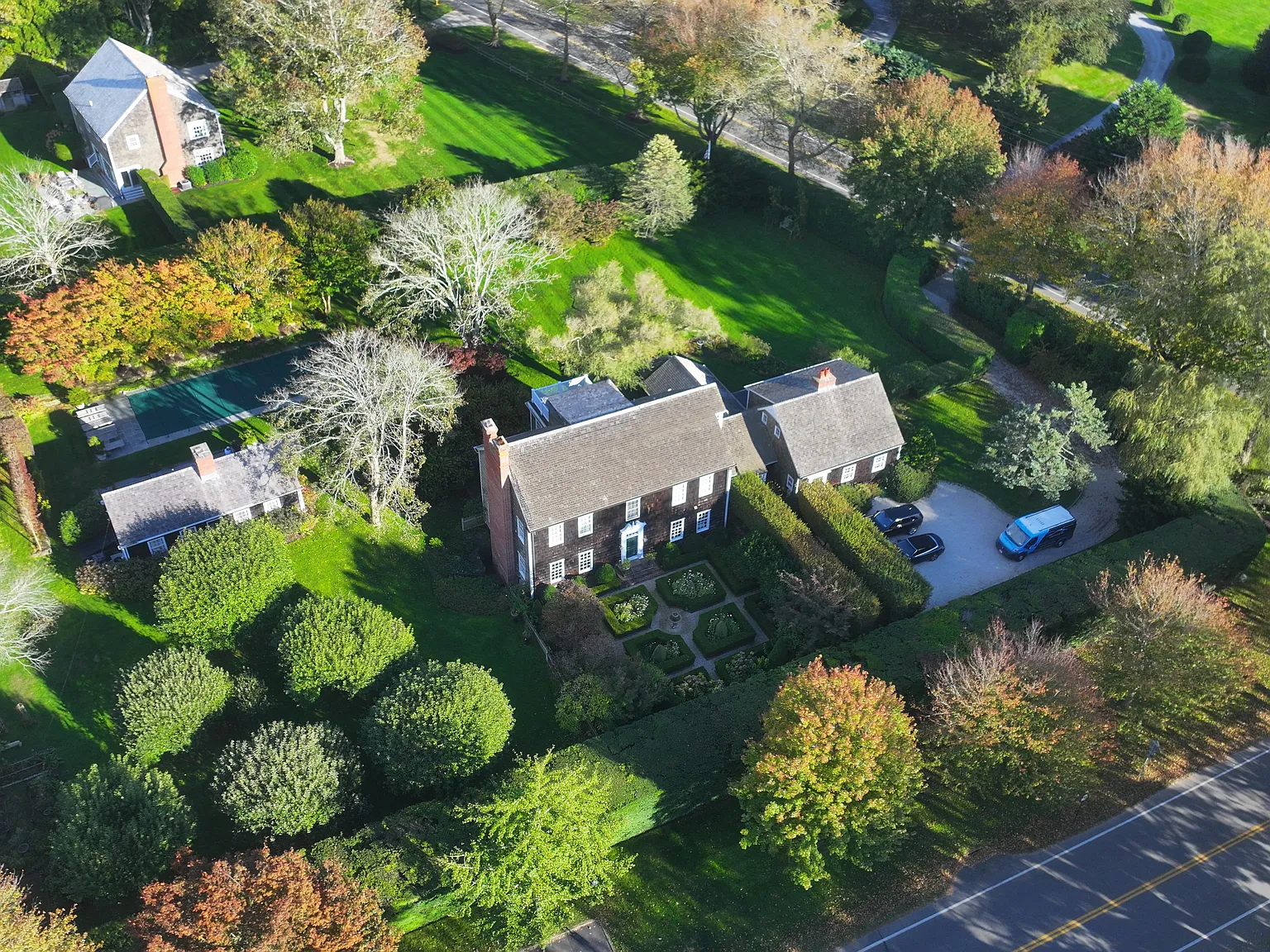 Historic Elegance Meets Modern Luxury SOH in Sagaponack — Photo 3