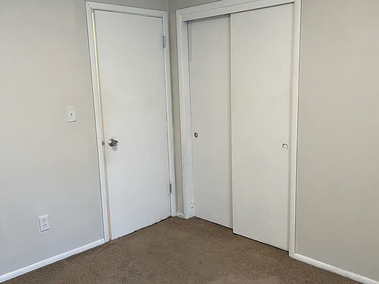 515 E Burlington St #11 — Photo 12