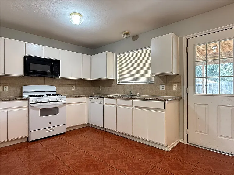 2403 Chalet Rd — Photo 3