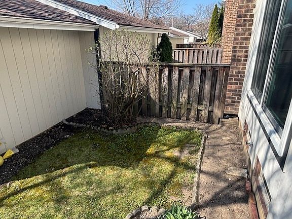3rd image of 211 Applewood Ln