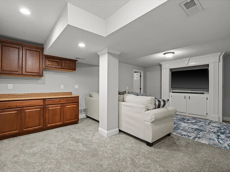 1002 N Clinton St — Photo 34