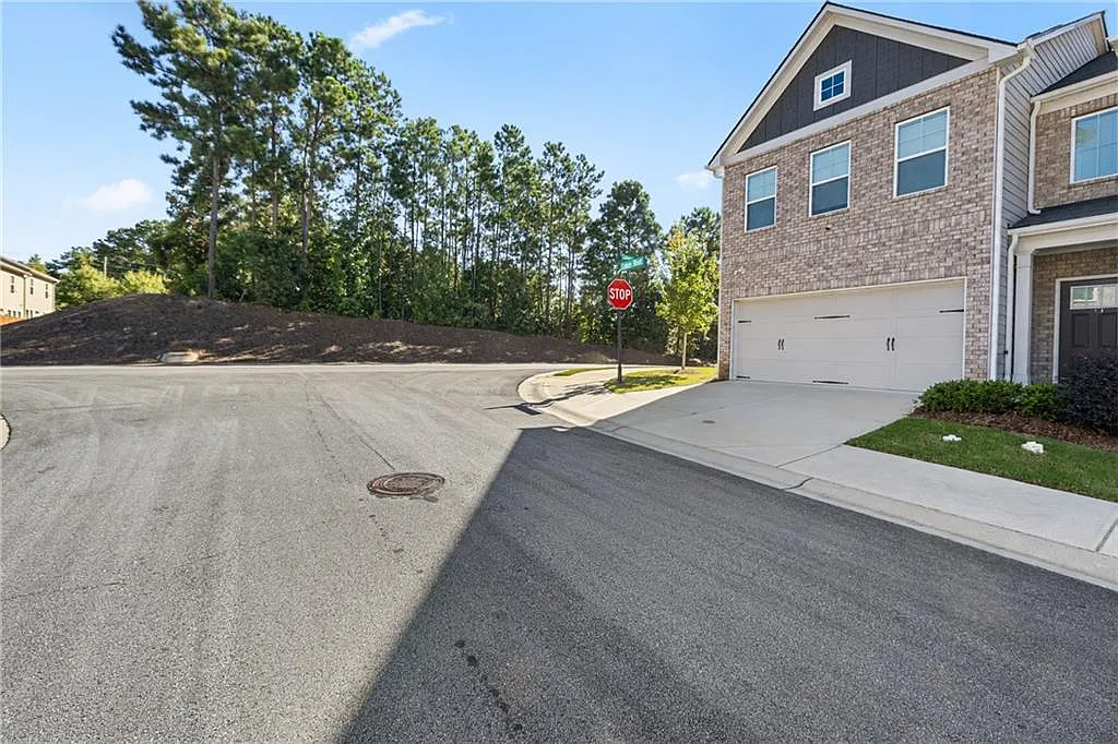 3 bed, 2.5 bath, 2024 sqft, $2,695 — Photo 2
