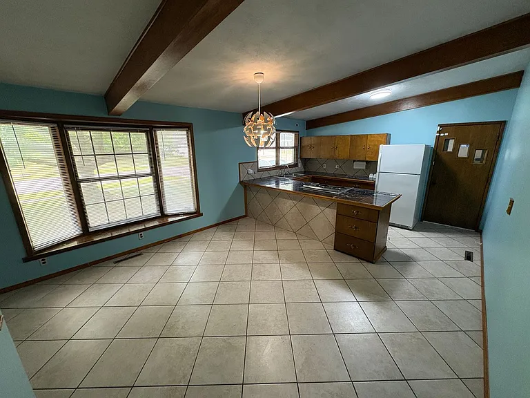 1300 Eastridge Dr — Photo 5