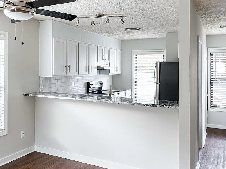 Lakehurst Apartments — Photo 9