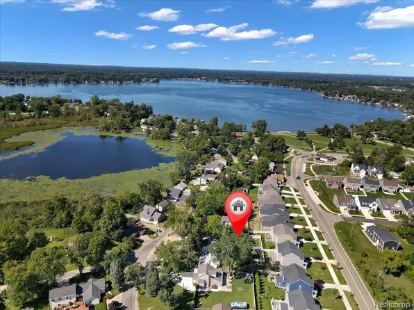 2293 Austin Dr, Novi, MI 48377