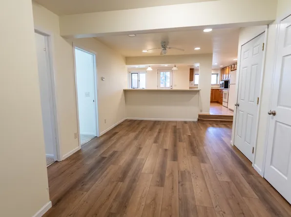 328 W Main St APT B, Mount Horeb, WI 53572
