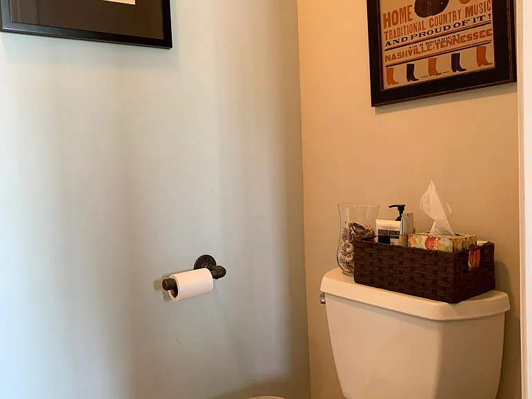 327 E Allen St #4 — Photo 7