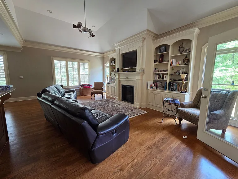 1051 Robinson Ct — Photo 11
