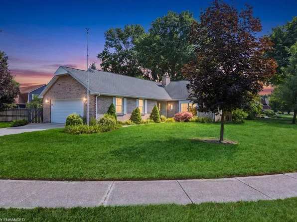 1461 Silverbrook Ln, Saint Joseph, MI 49085