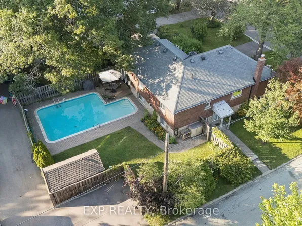 44 35th St, Toronto, ON M8W 3K2