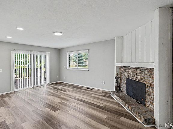 4th image of 32 Queen Ann Dr