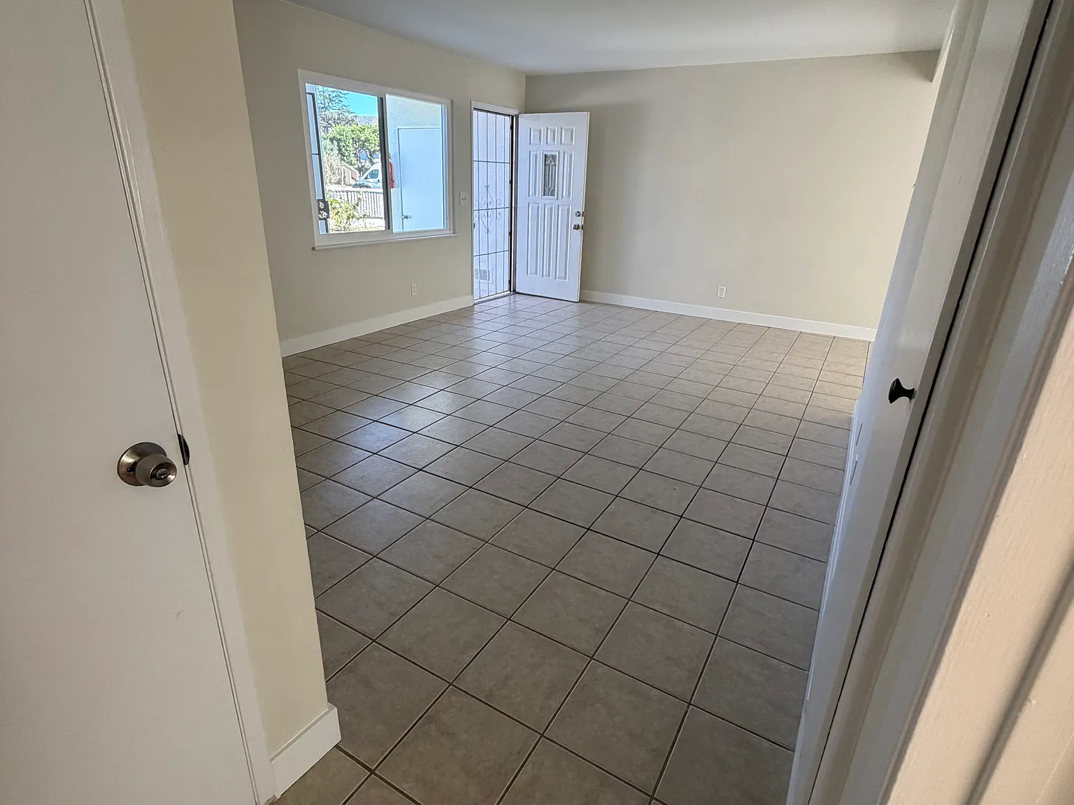 3 bed, 1208 sqft, $4,950 — Photo 4