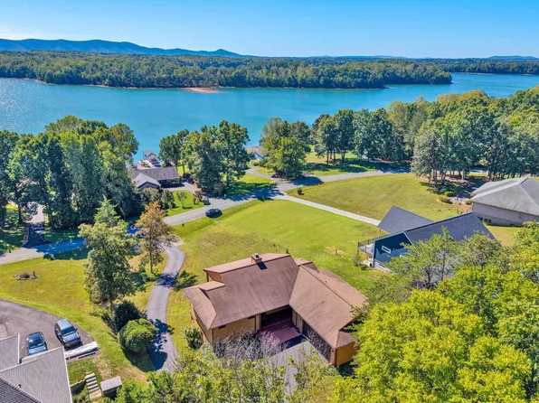 209 Park Shores Cir, Moneta, VA 24121