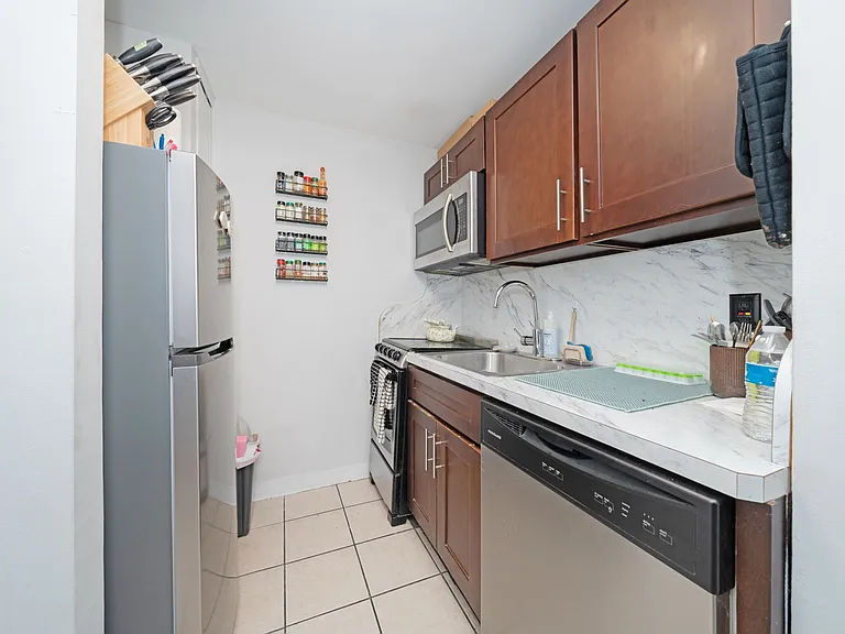 333 W 43rd St #1C — Photo 12