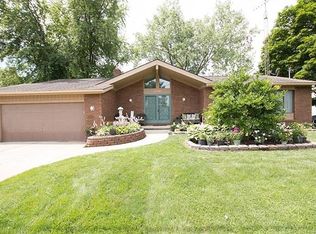16216 Silvercrest Dr, Fenton, MI 48430