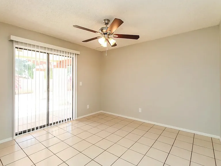 1702 N Pleasant Dr — Photo 3