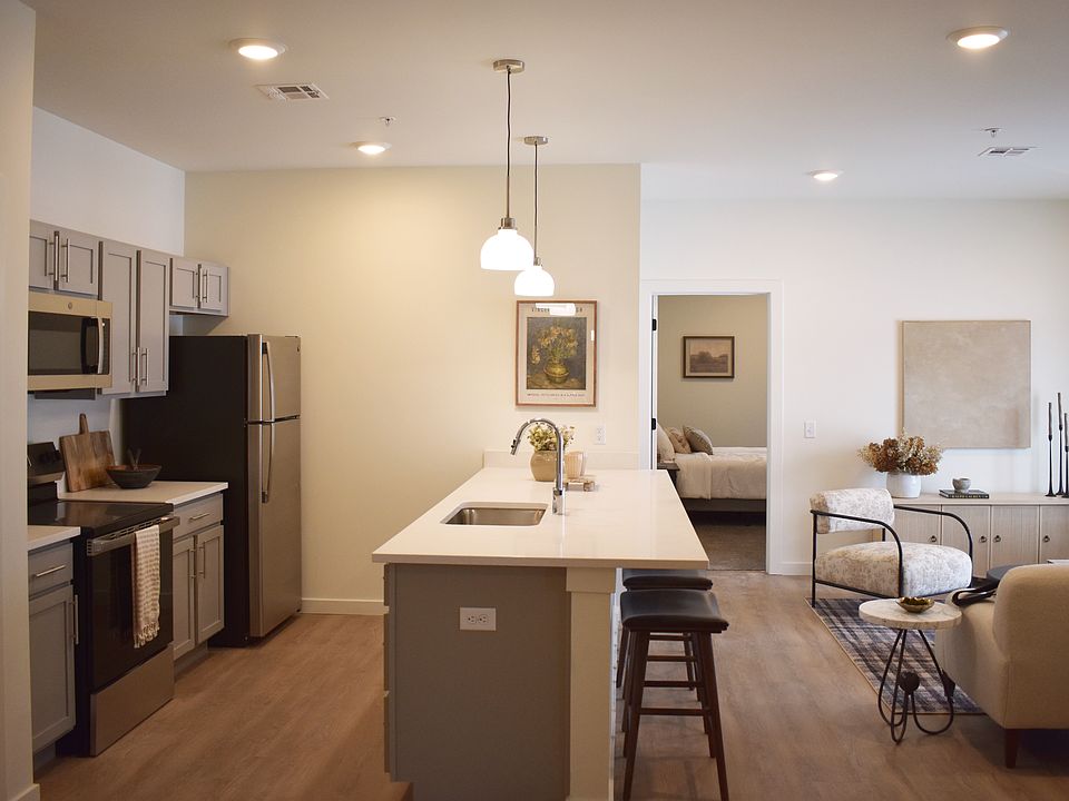 2 Bedroom /2 Bathroom (Chris)