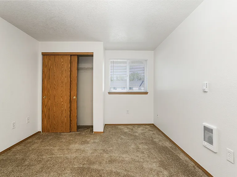 Redwood Square Apartments — Photo 15
