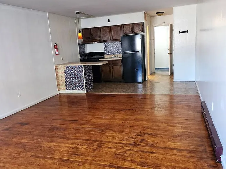 1217 Moss St — Photo 2