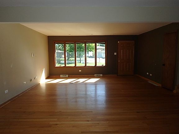 3rd image of 10630 S Lori Ln