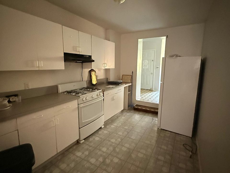 1st image of 1749 Melville St #2