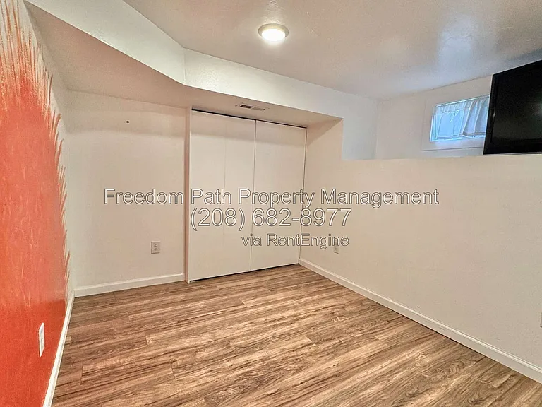 421 S 11th St — Photo 14