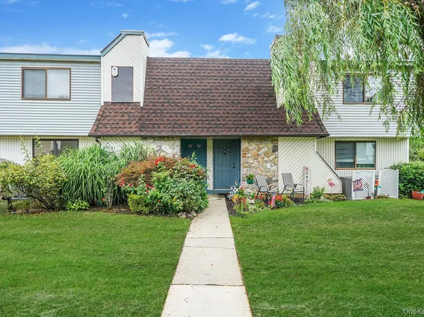 51 Pointe Circle S #51, Coram, NY 11727