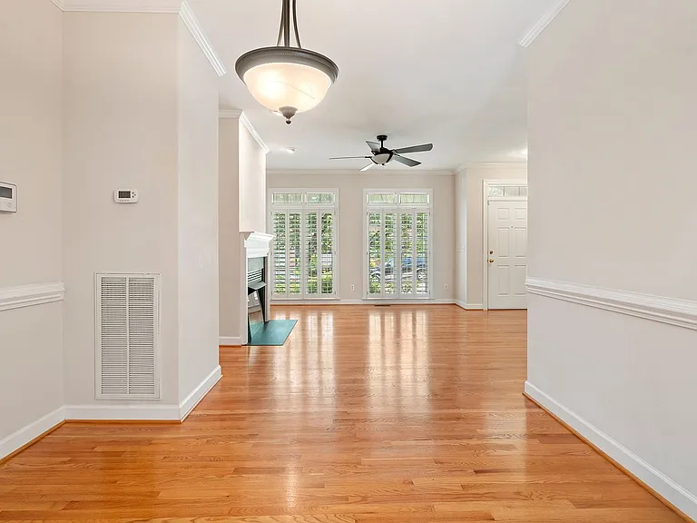 202 Greenview Dr — Photo 18