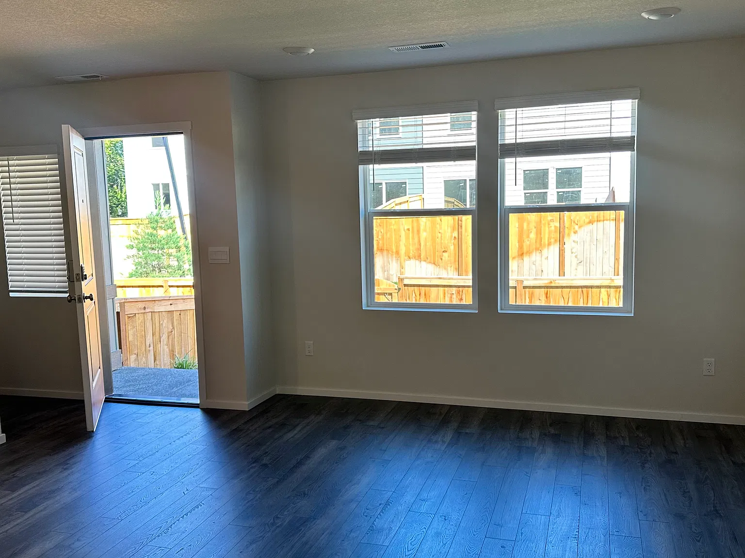 3 bed, 2.5 bath, 1499 sqft, $2,400 — Photo 3