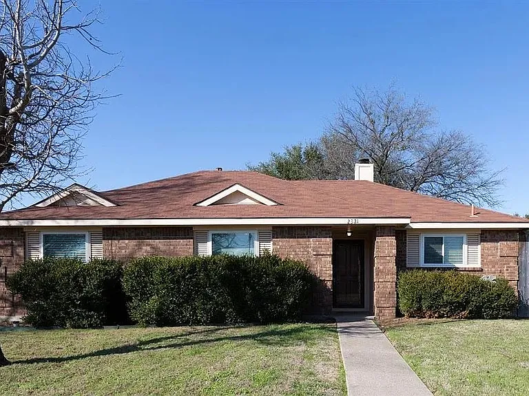 2321 Shadyoaks Ln — Photo 1