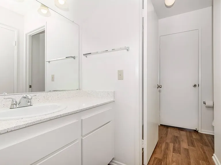 Huntington Lakes Apartments — Photo 17