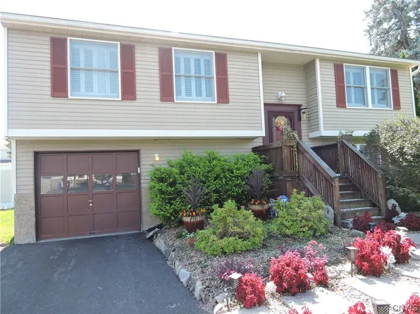 4008 Sandpiper Ln, Liverpool, NY 13090