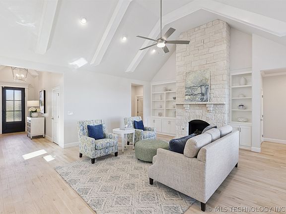 4th image of 2715 W Van Buren Ct