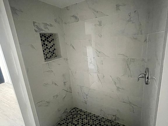 3rd image of 1376 Normandy Dr