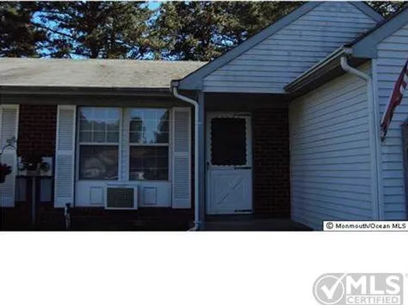 5 Greenwood Ln #B, Whiting, NJ 08759