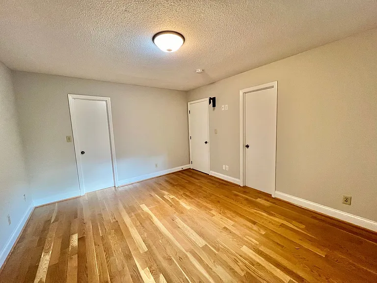 7504 Post Oak Rd — Photo 12