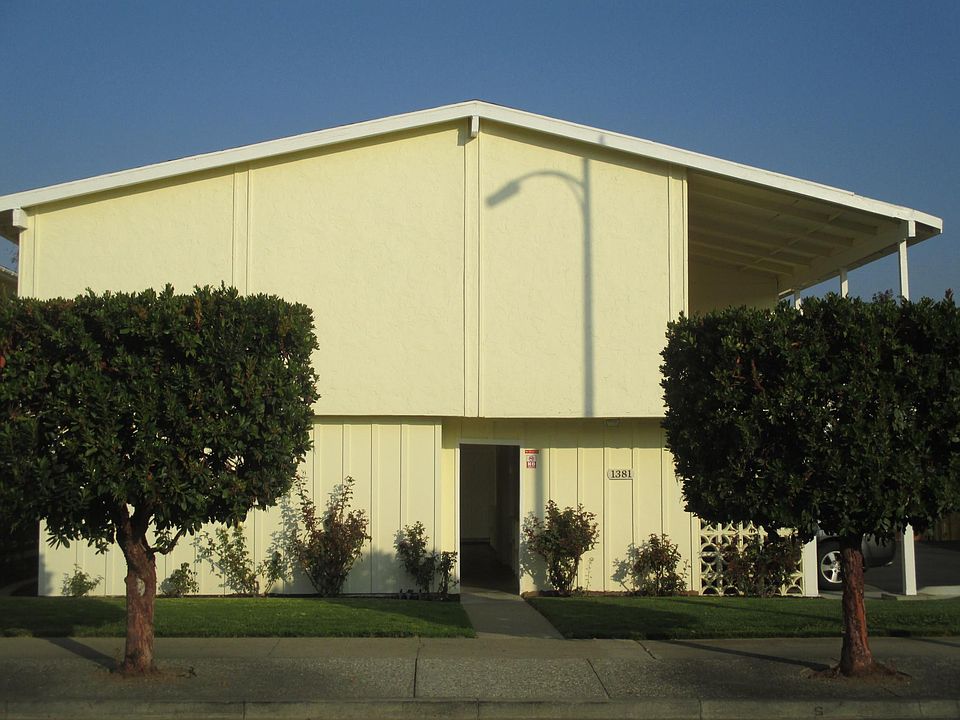 Exterior of 1381 Stanwood