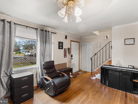 4th image of 22 Castle Ct