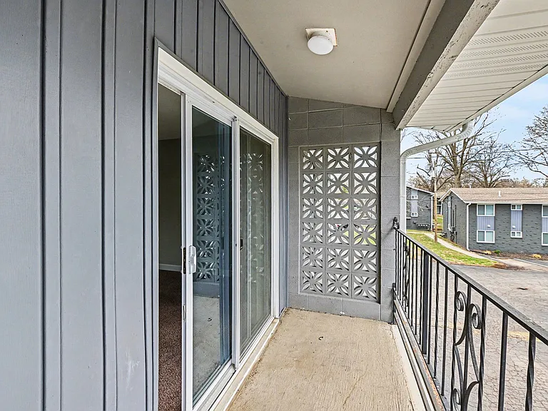 Brentwood Apartments — Photo 16