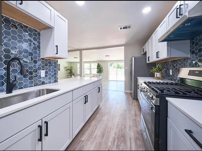 2207 Galway St — Photo 2