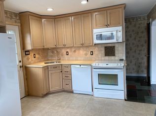 10 Douglas St, Carle Place, NY 11514