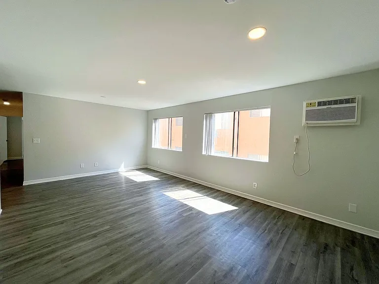 226 South Serrano — Photo 23